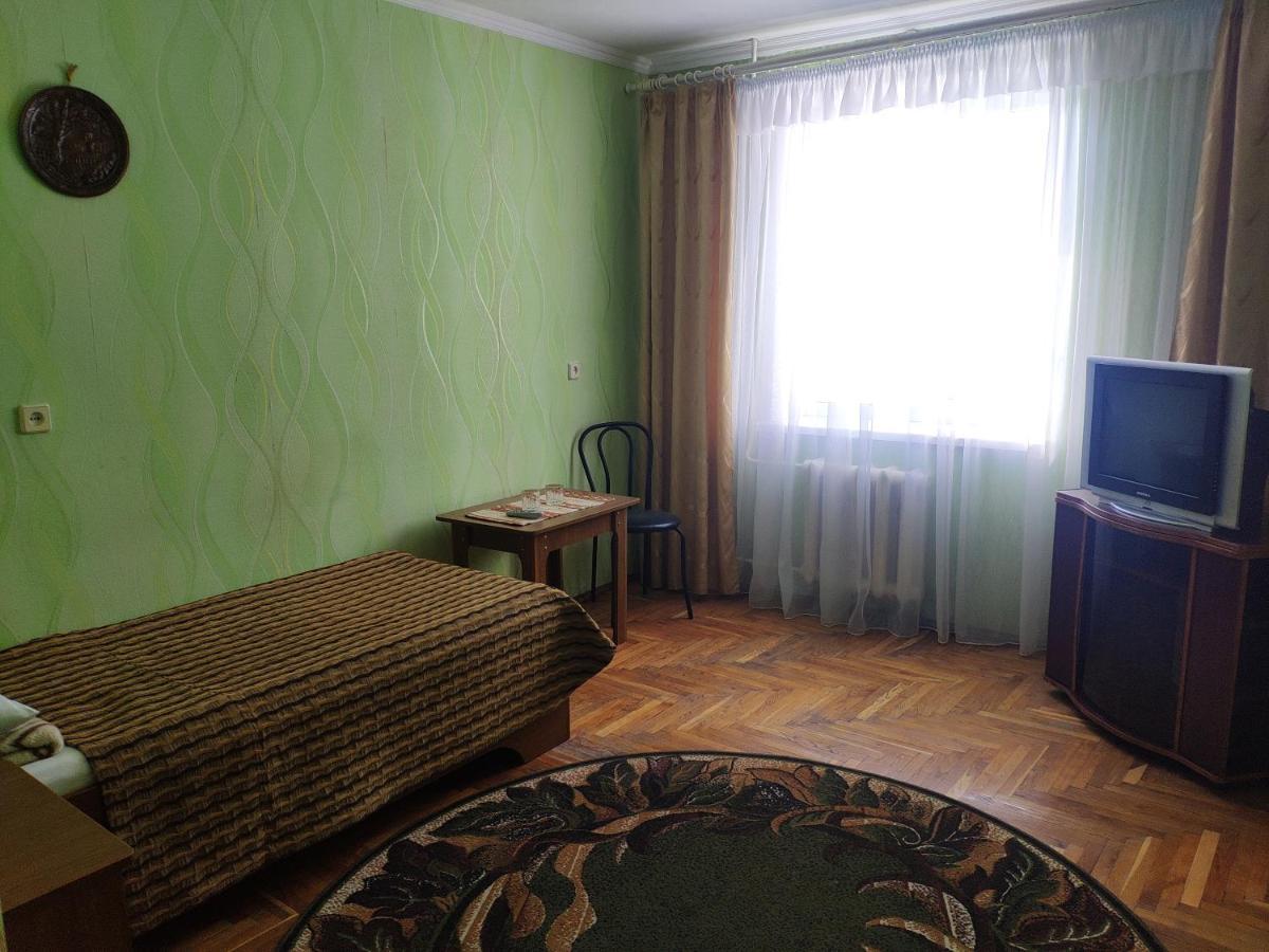 Комунальне Підприємство Готель Україна Zolocsiv Kültér fotó